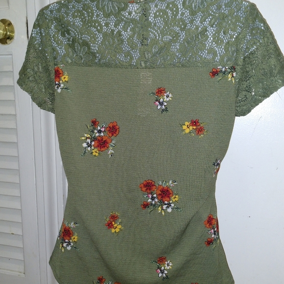 No Boundaries green Lacey floral top - Picture 2 of 6